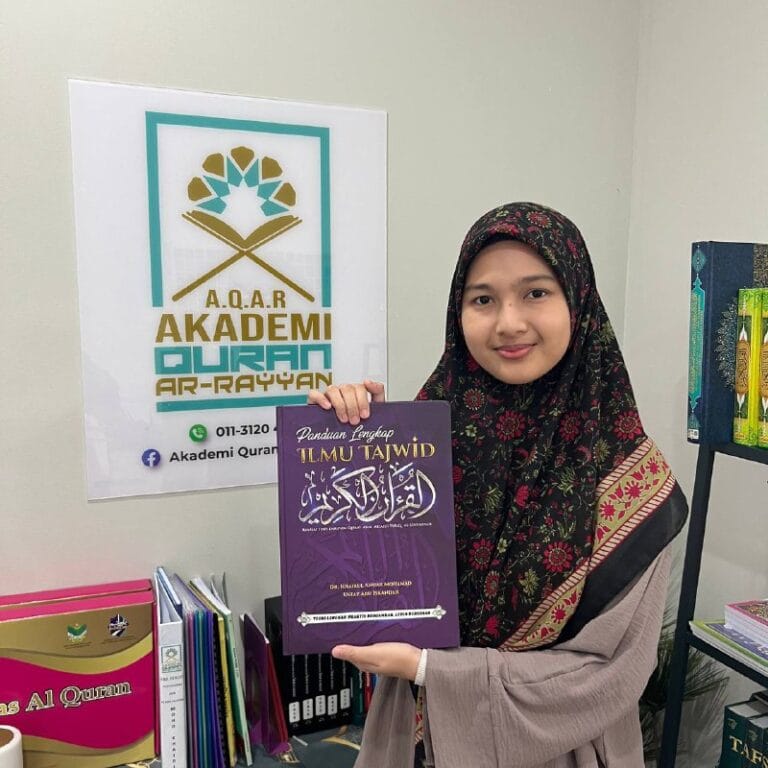 Model memegang kitab Panduan Lengkap Ilmu Tajwid